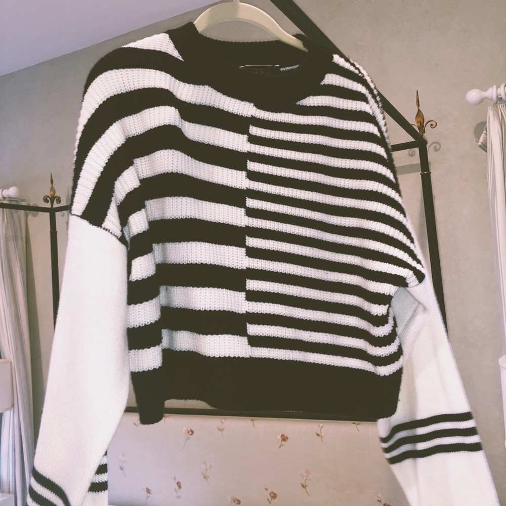 Cropped Modern Striped Sweater✨